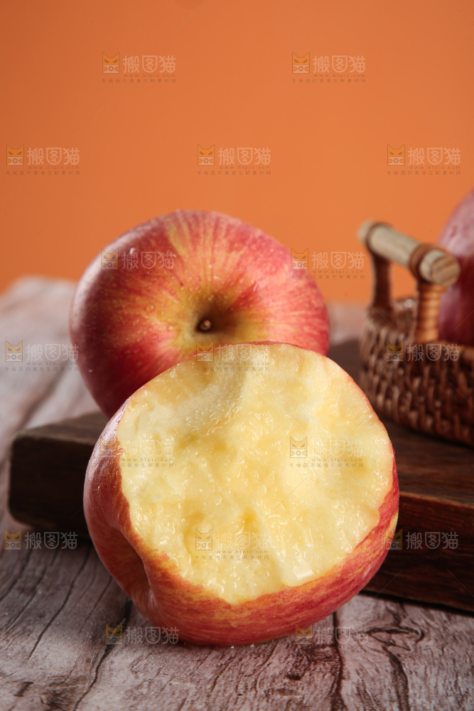 深底上放着的条纹苹果