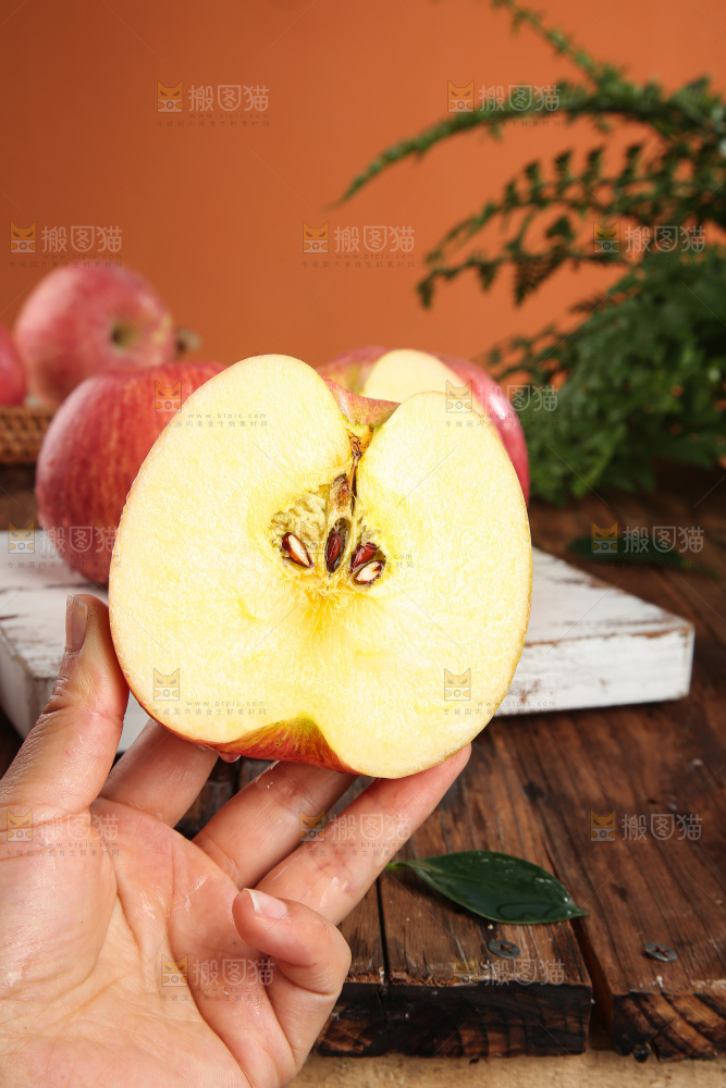 深底上放着的条纹苹果