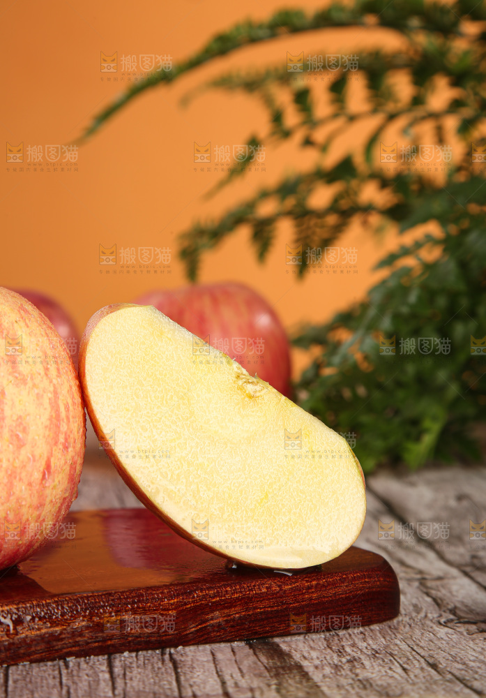 深底上放着的条纹苹果