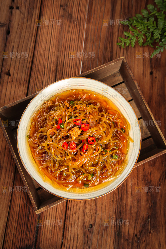 深底上的肉末粉条