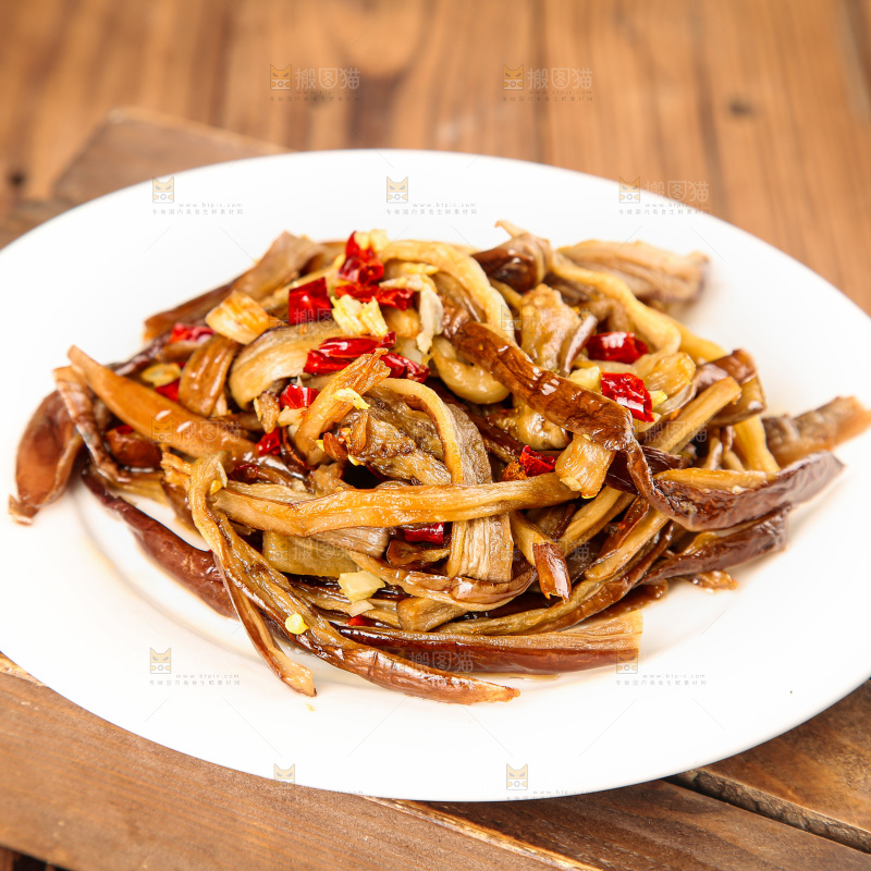 盘子里的茄子干炒腊肉