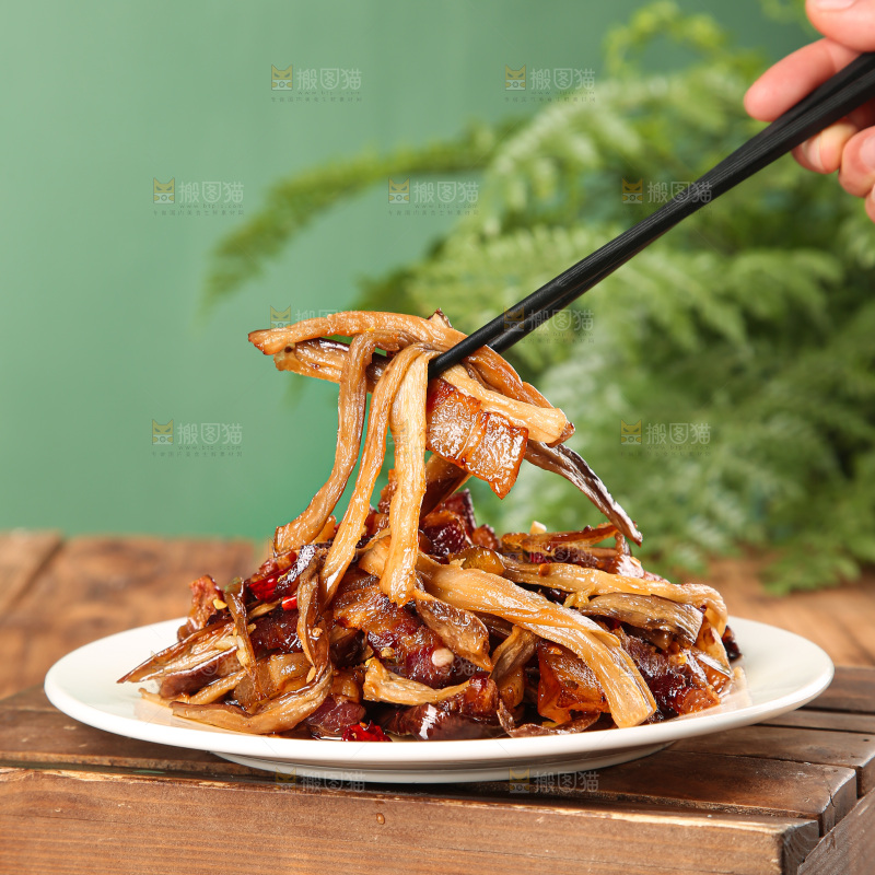 盘子里的茄子干炒腊肉