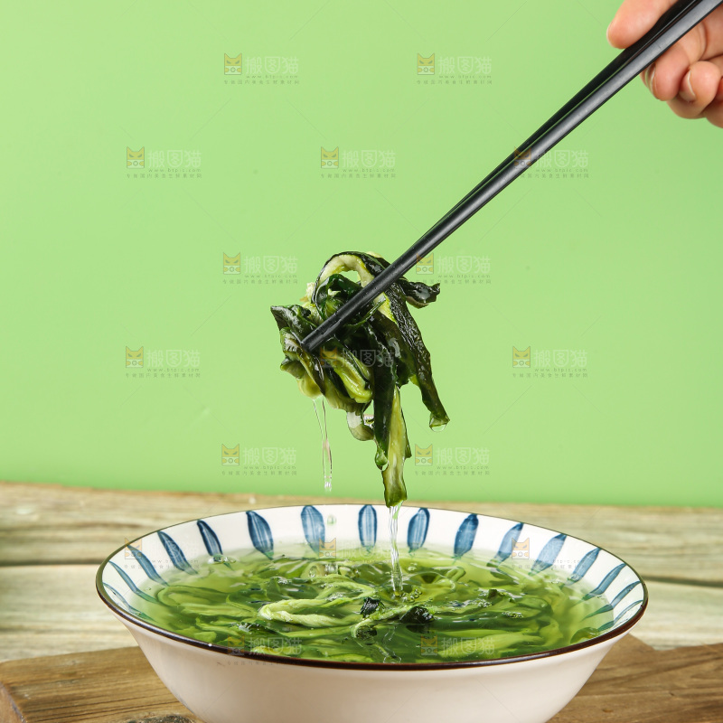 深底上的干黄瓜条