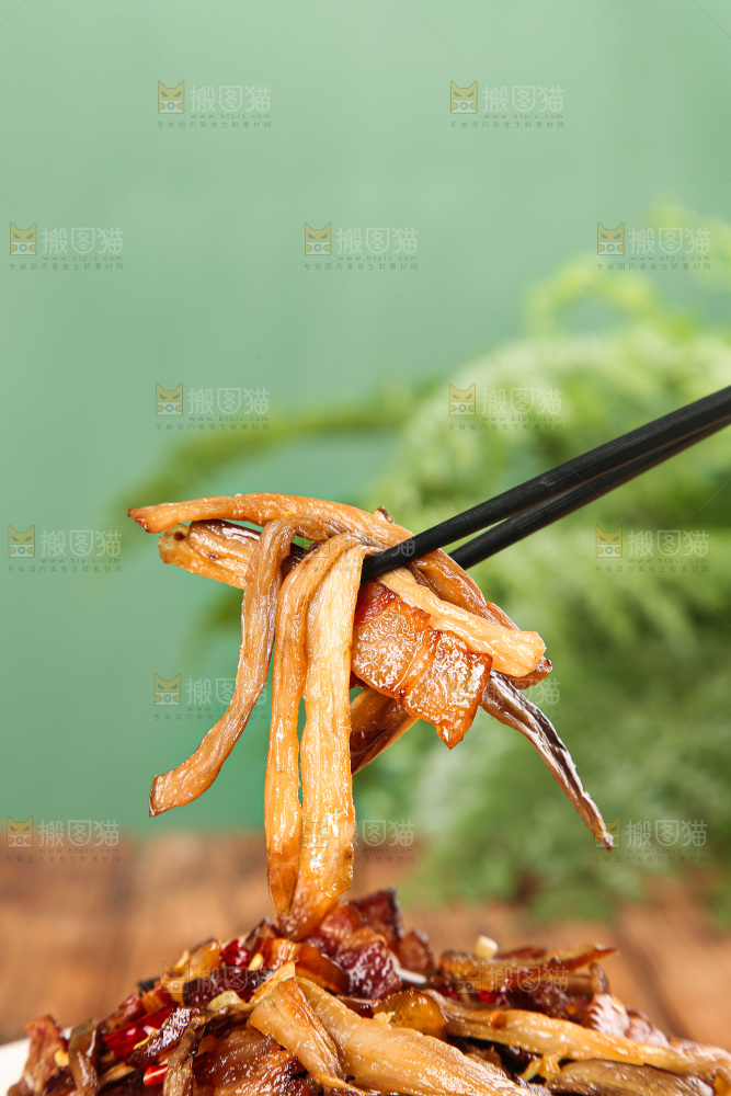 盘子里的茄子干炒腊肉