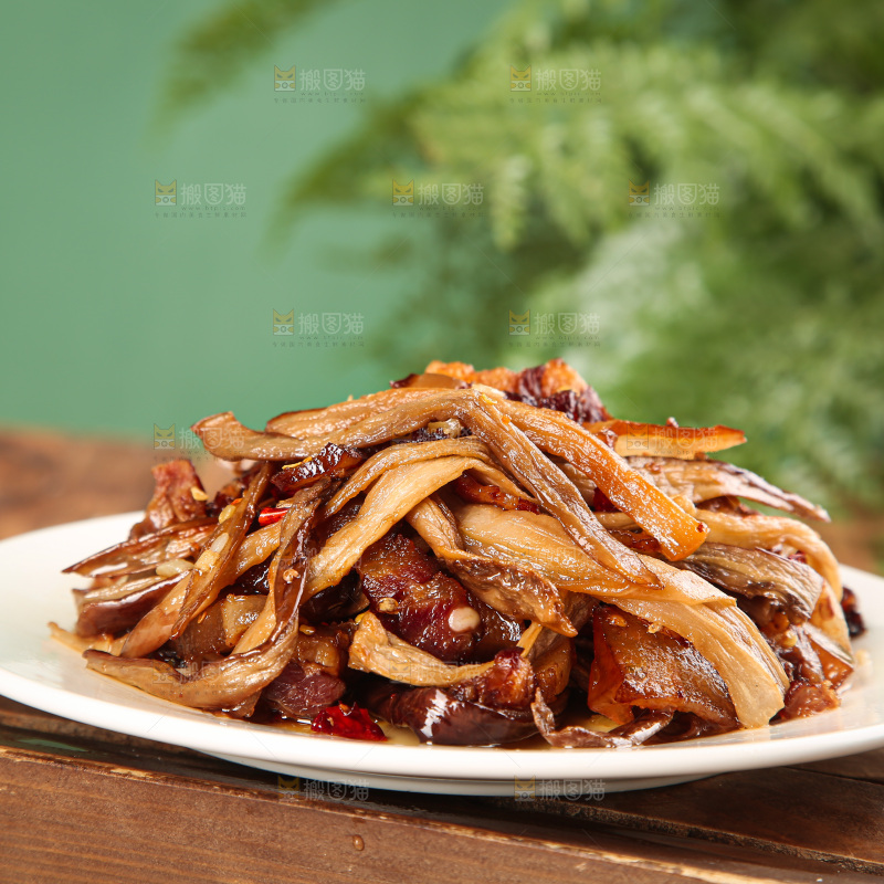 盘子里的茄子干炒腊肉