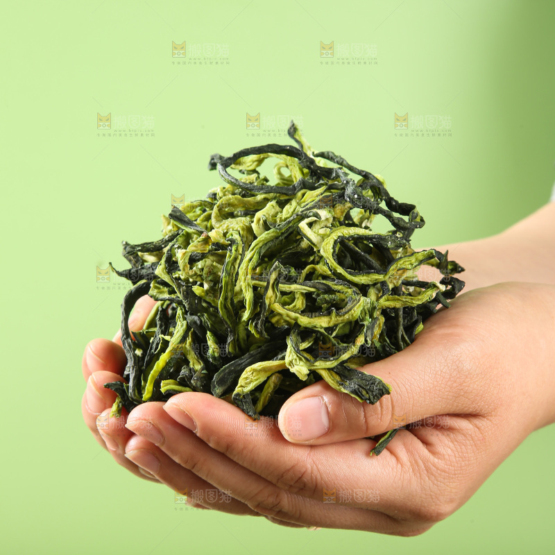 深底上的干黄瓜条