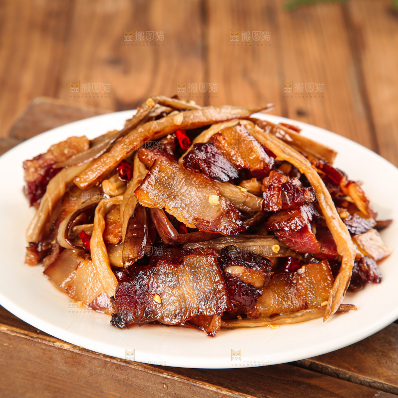 盘子里的茄子干炒腊肉