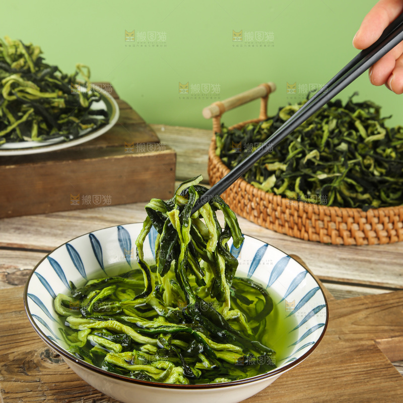 深底上的干黄瓜条