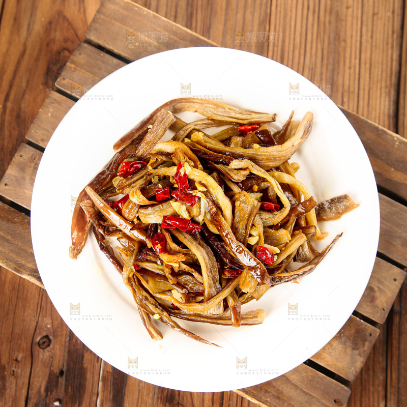 盘子里的茄子干炒腊肉