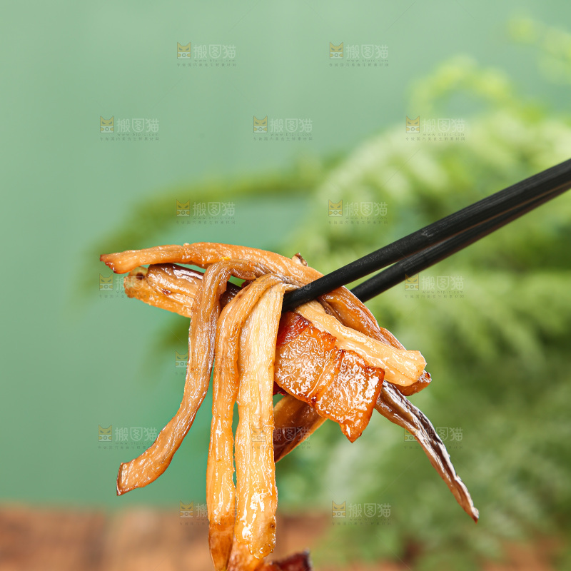 盘子里的茄子干炒腊肉