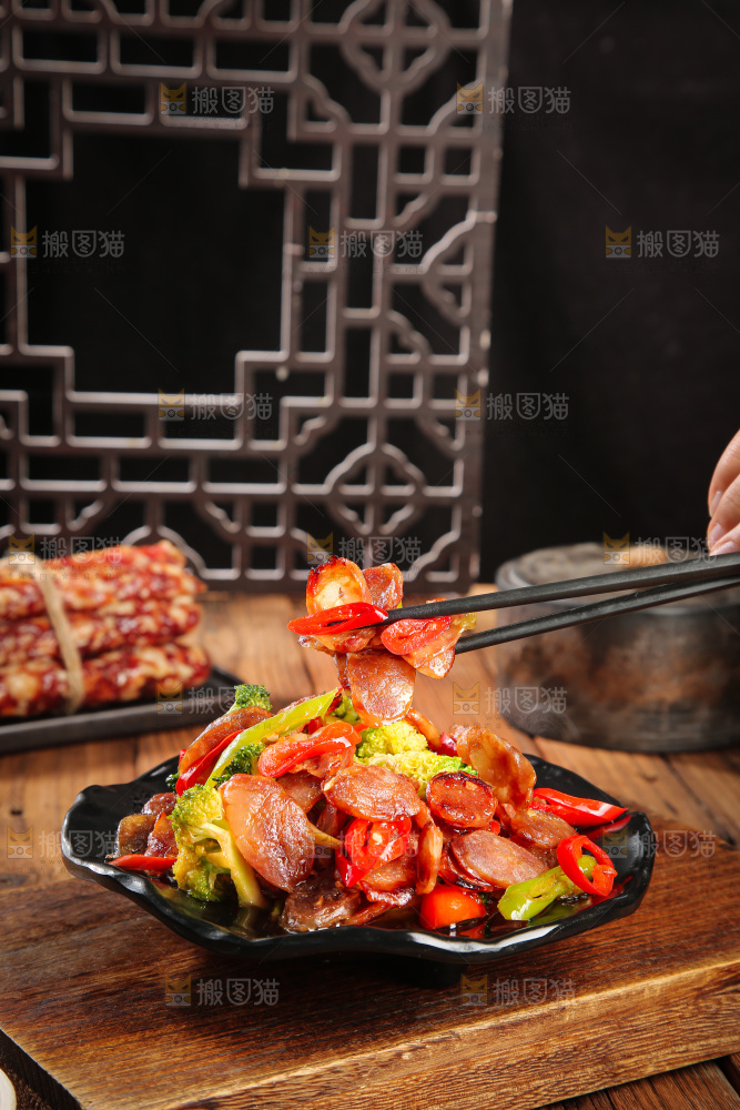 盘子里的炒腊肠