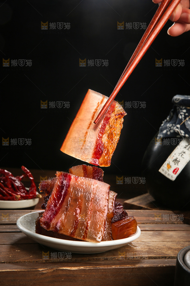 深底上的烟熏腊肉