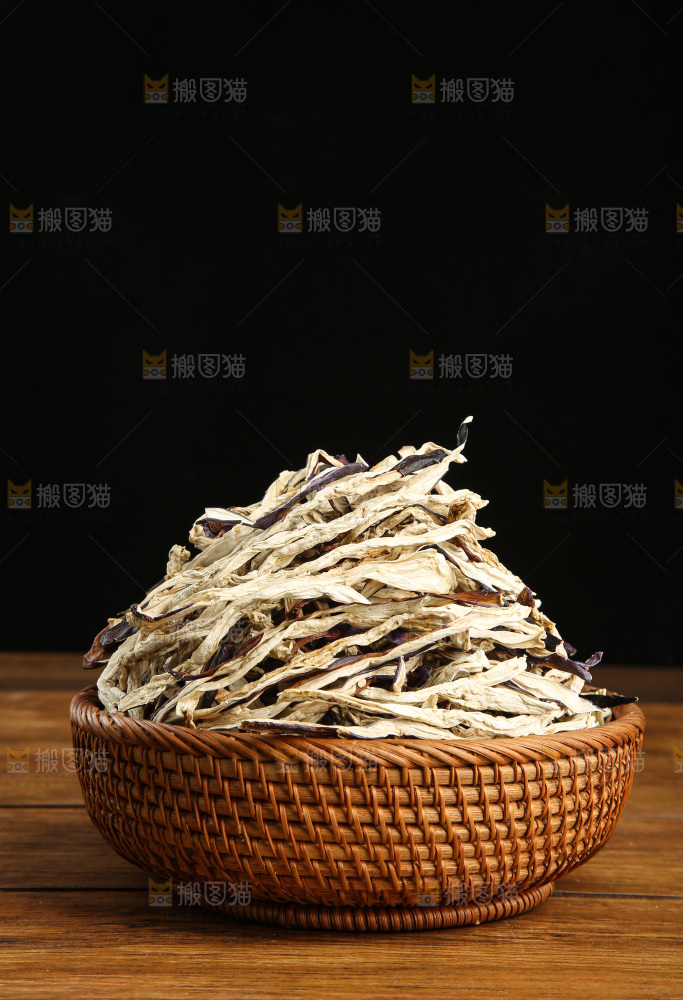 木底上的茄子干
