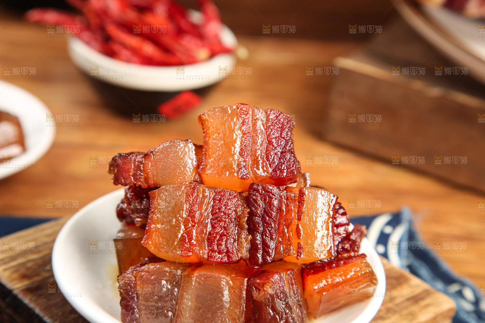 深底上的烟熏腊肉