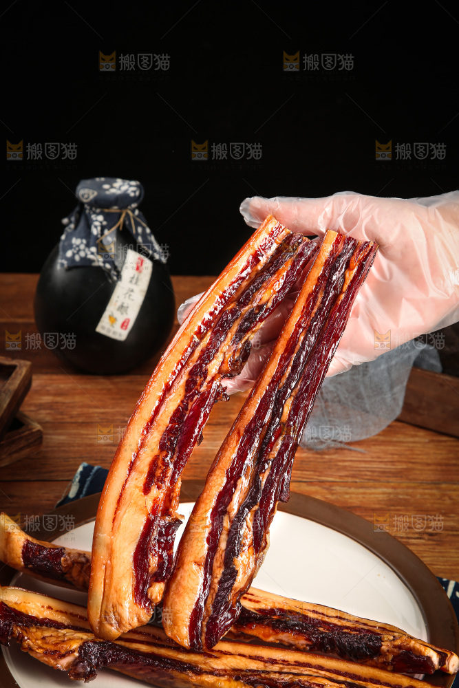 深底上的烟熏腊肉
