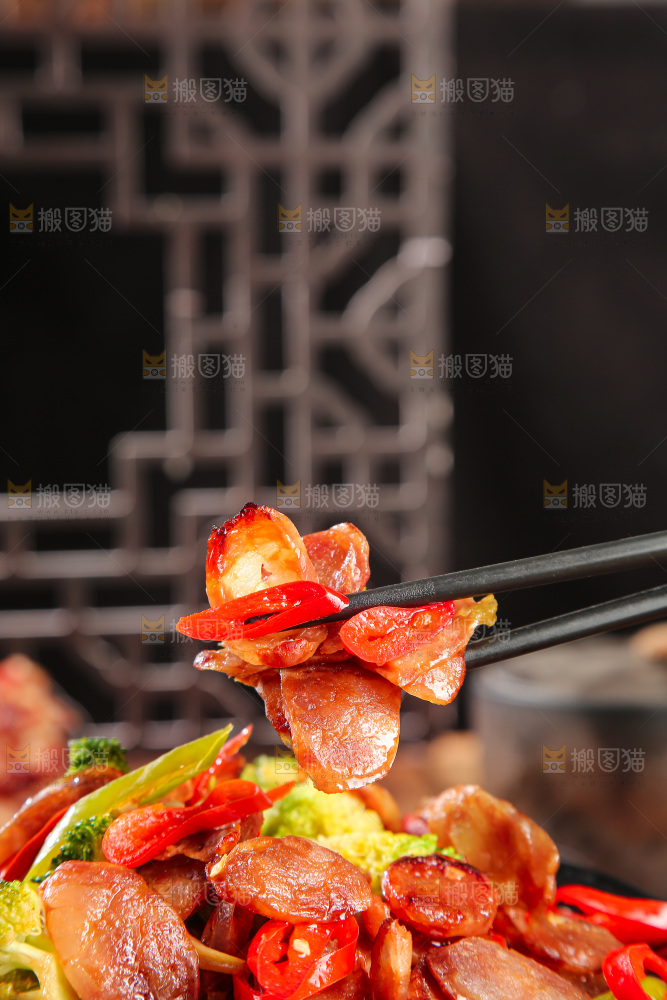 盘子里的炒腊肠