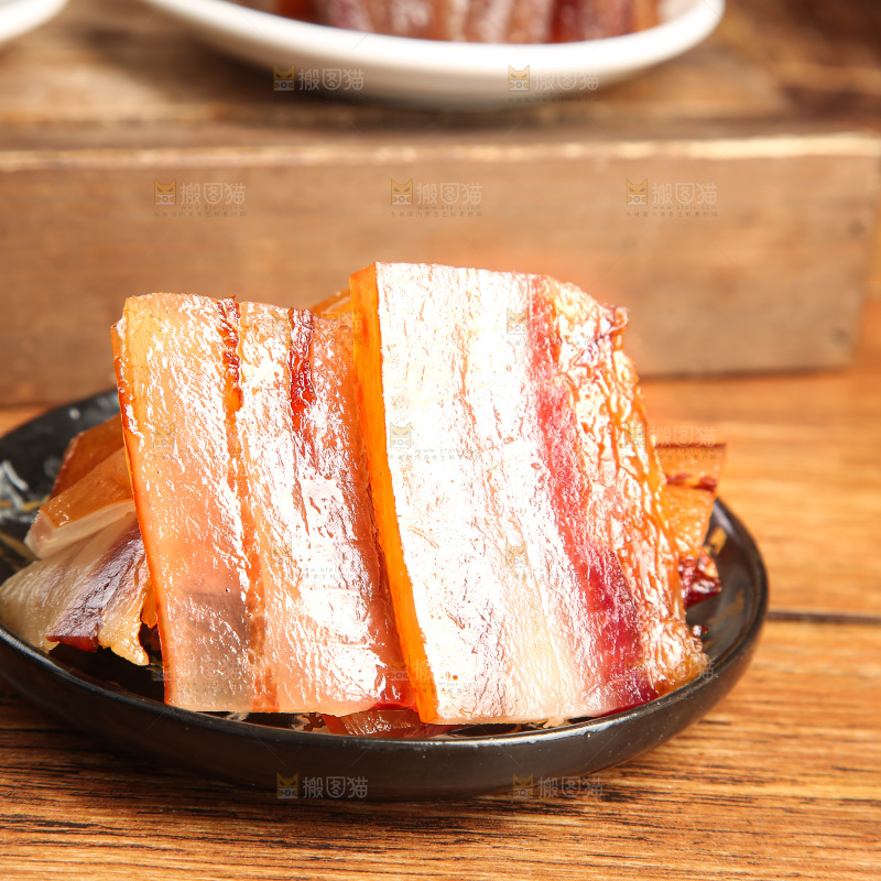 深底上的烟熏腊肉