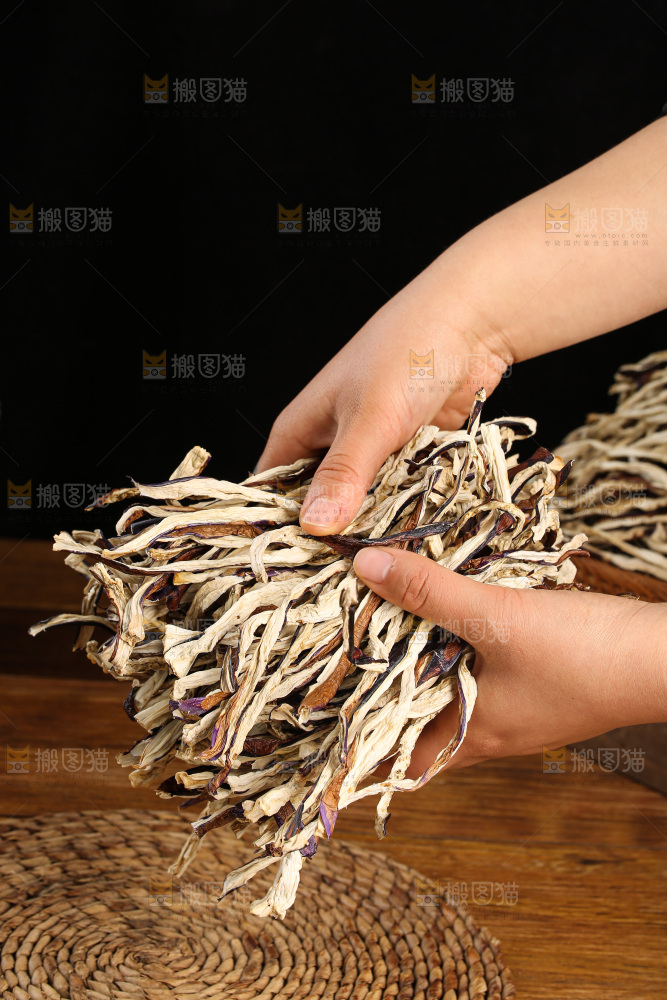 木底上的茄子干