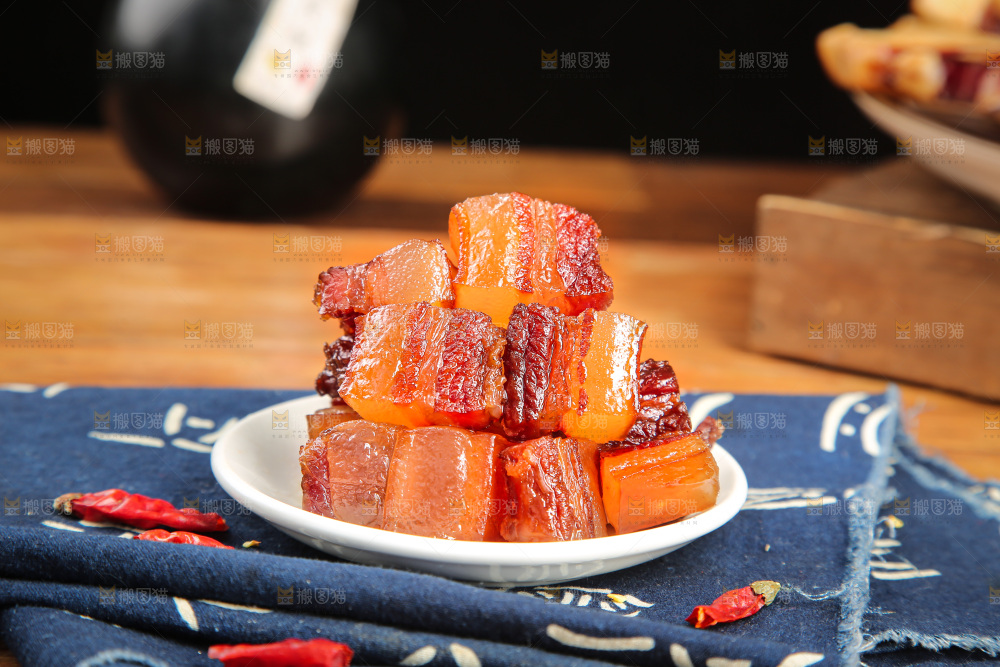 深底上的烟熏腊肉