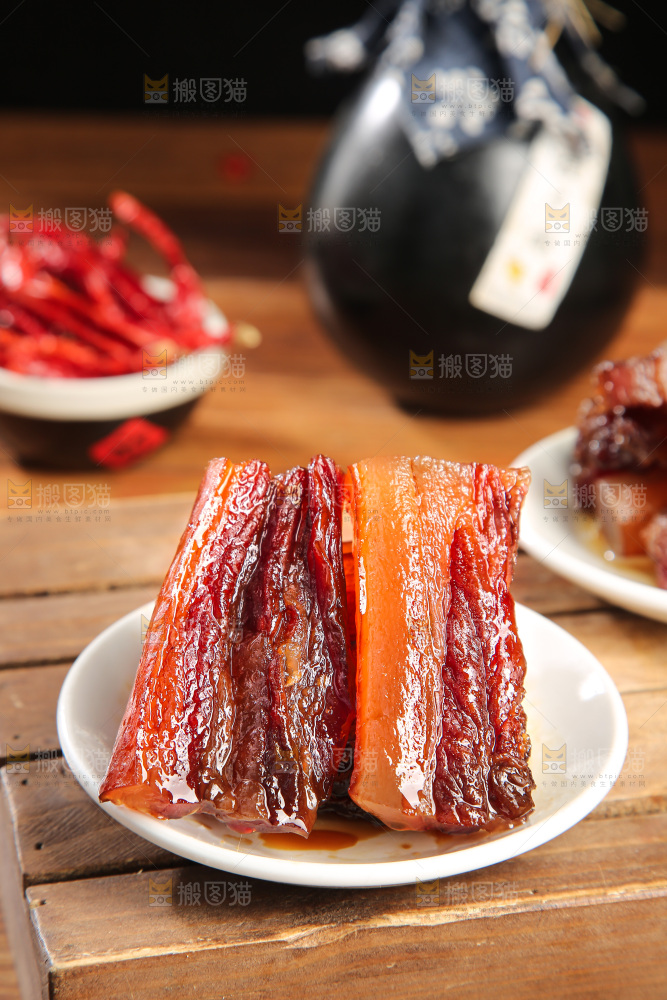 深底上的烟熏腊肉