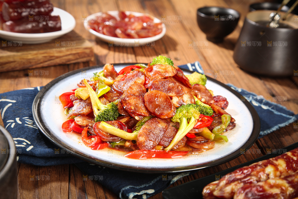 盘子里的炒腊肠