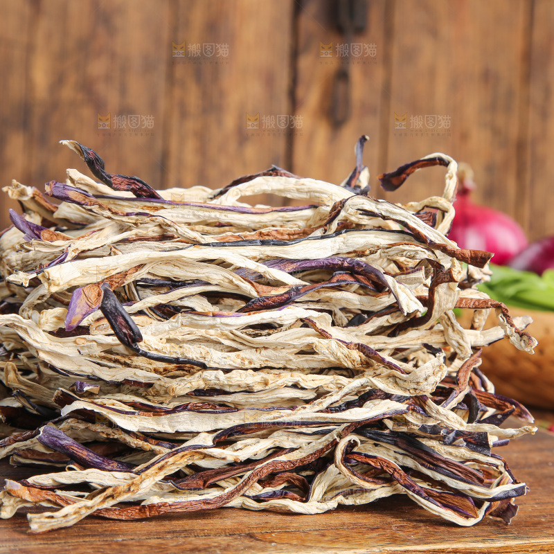 木底上的茄子干