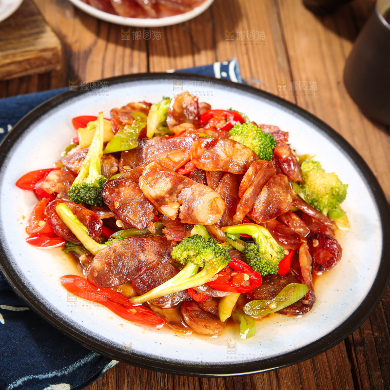 盘子里的炒腊肠
