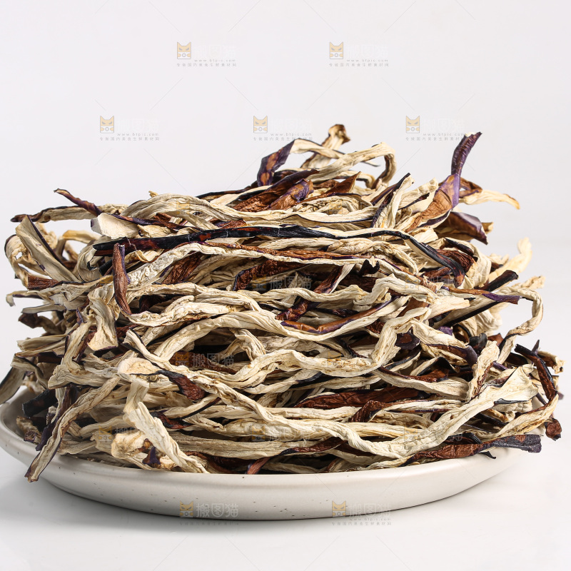 白底上的茄子干