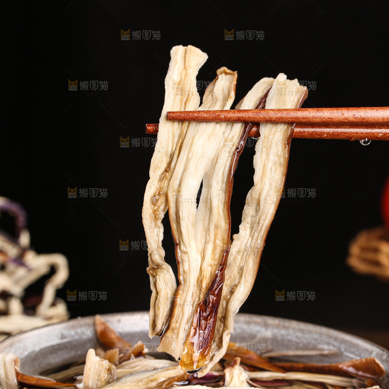 木底上的茄子干