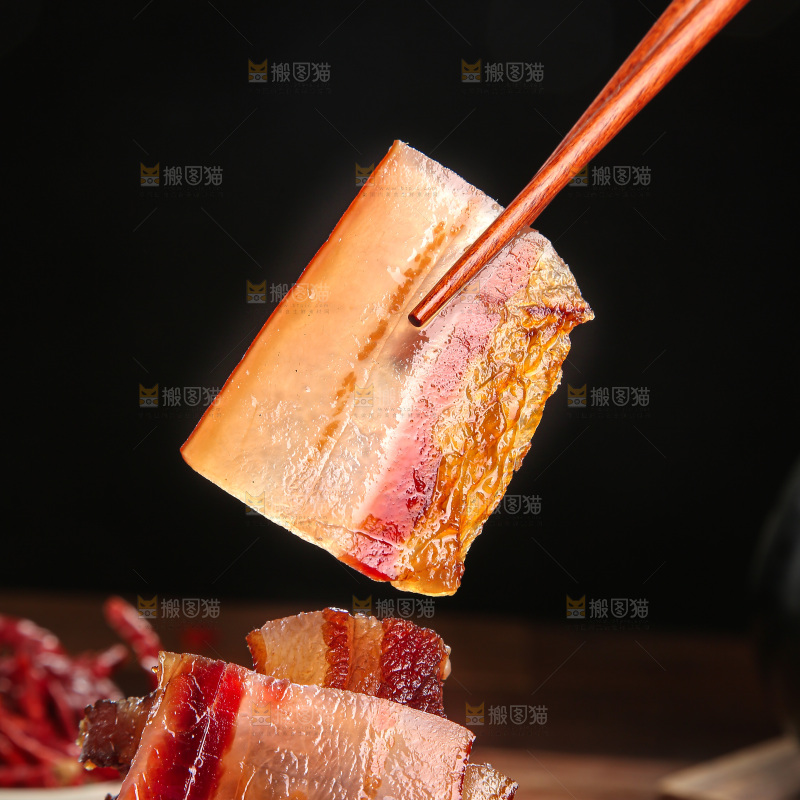 深底上的烟熏腊肉