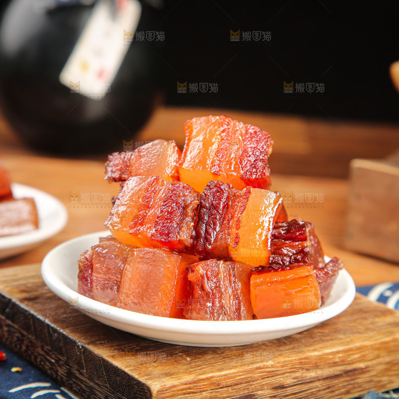 深底上的烟熏腊肉