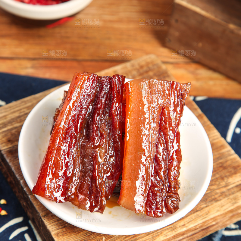 深底上的烟熏腊肉