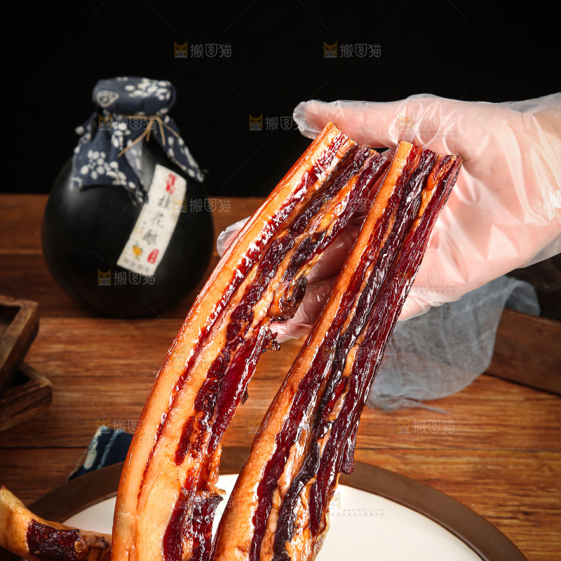 深底上的烟熏腊肉