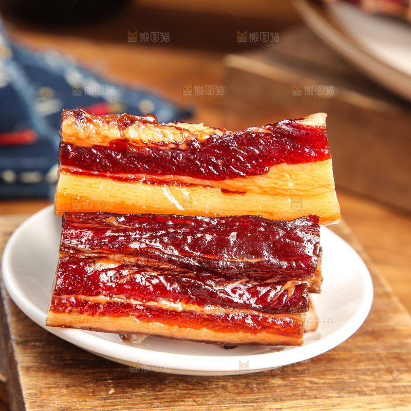 深底上的烟熏腊肉
