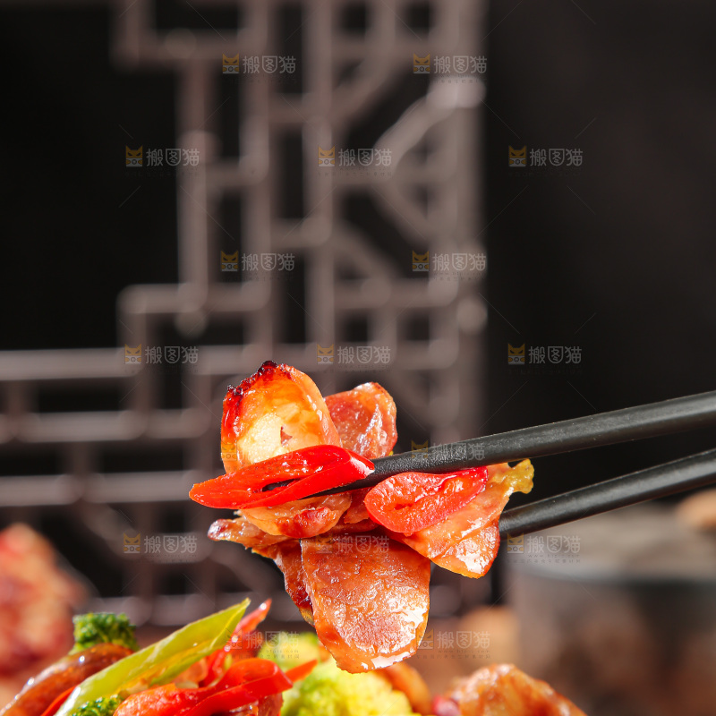 盘子里的炒腊肠