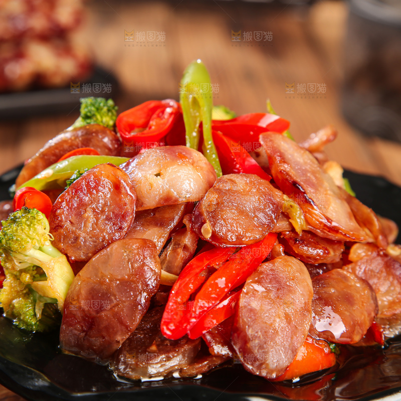 盘子里的炒腊肠