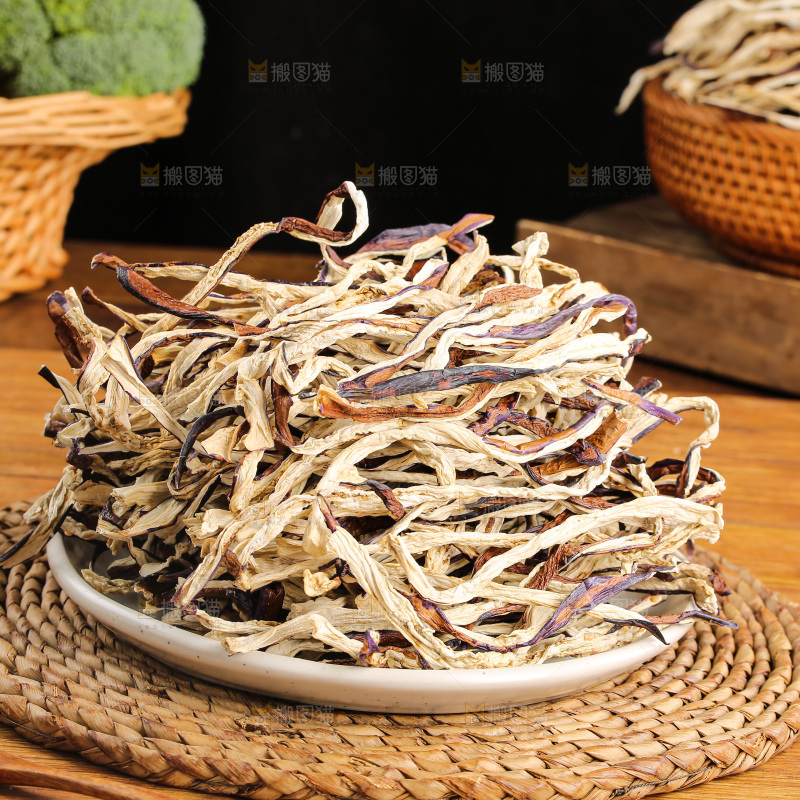 木底上的茄子干