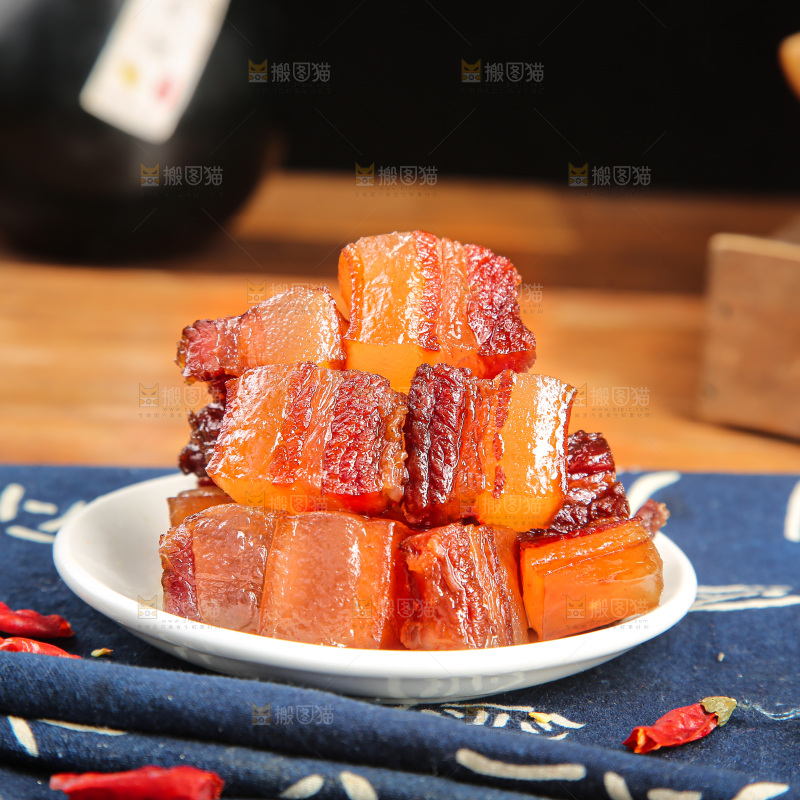 深底上的烟熏腊肉