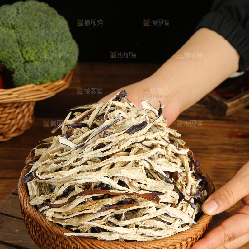 木底上的茄子干