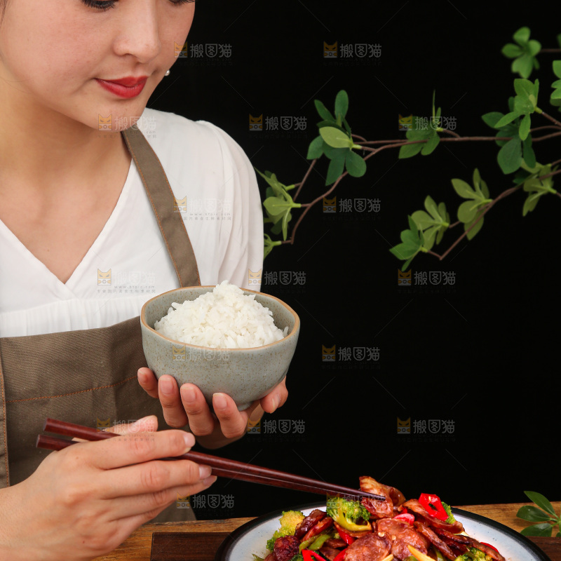 盘子里的炒腊肠