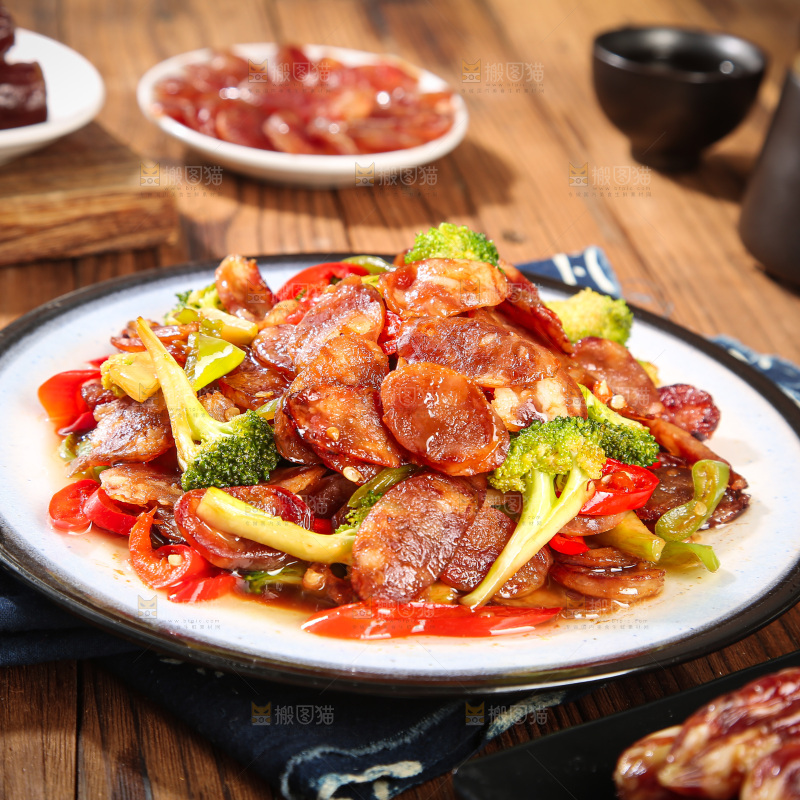 盘子里的炒腊肠