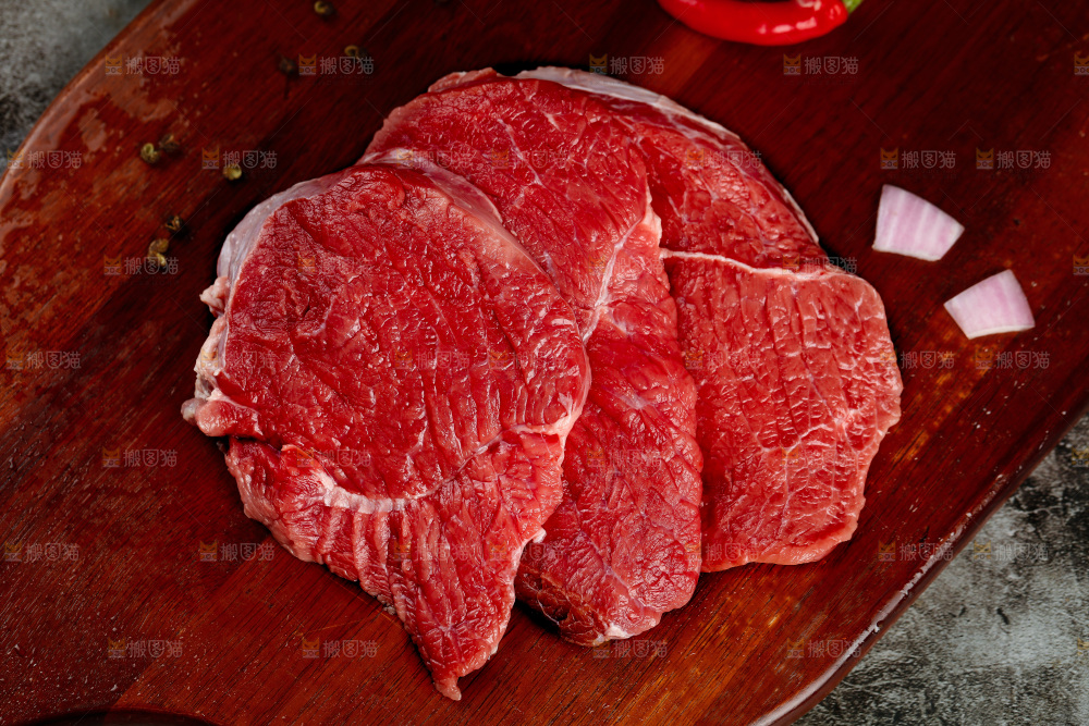 深底上的新鲜牛肉