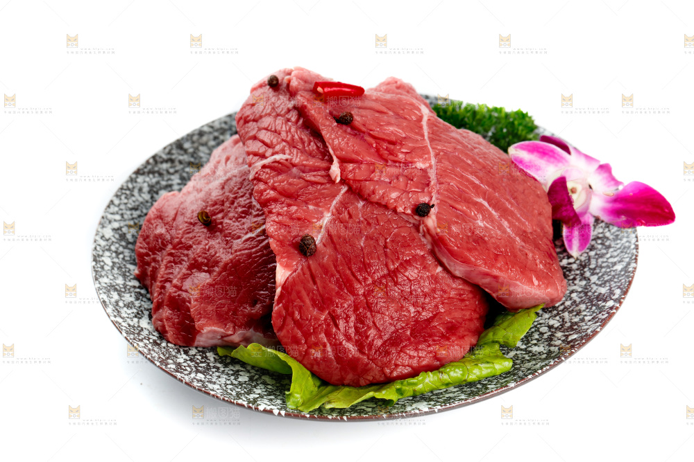 白底上的新鲜牛肉