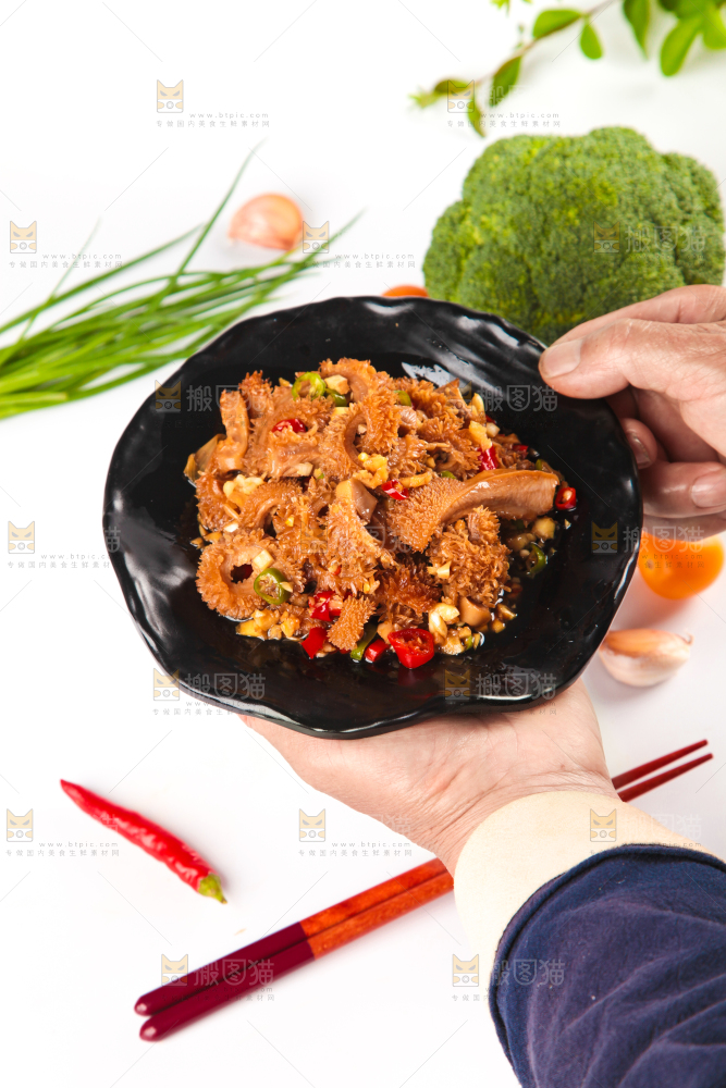 白底上的香辣牛肚