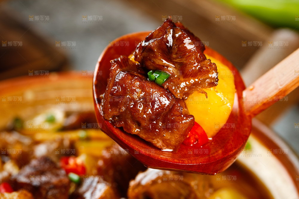 碗里的土豆炖牛肉
