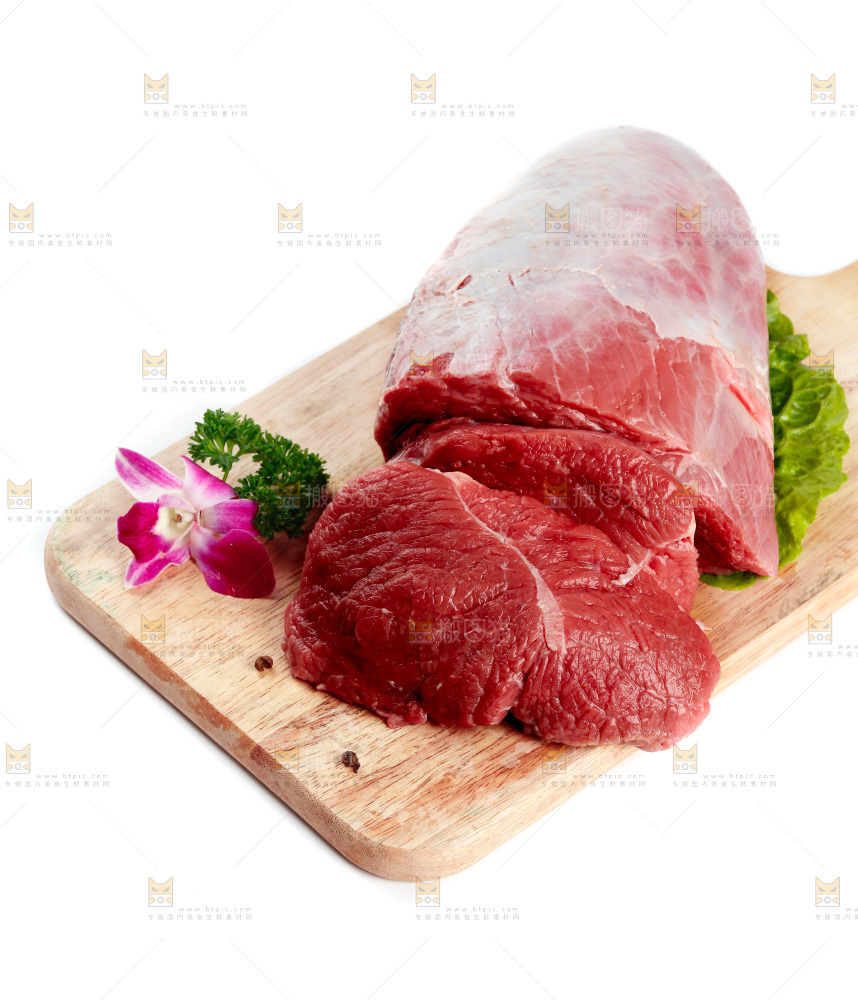 白底上的新鲜牛肉