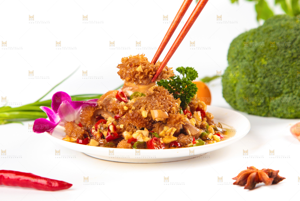 白底上的香辣牛肚
