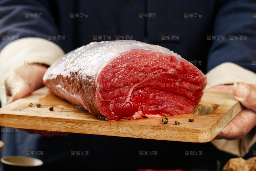 深底上的新鲜牛肉