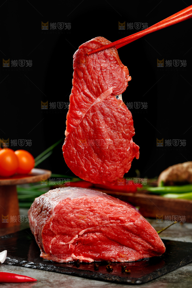 深底上的新鲜牛肉