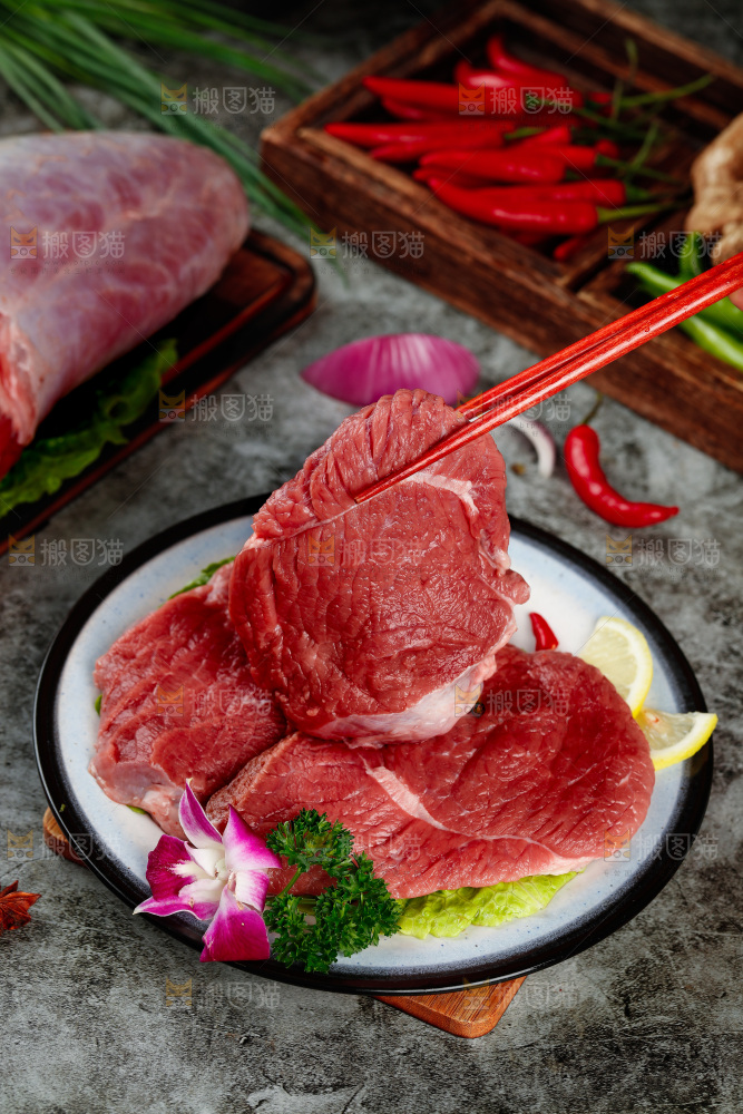 深底上的新鲜牛肉